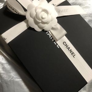 CHANEL BOY CAVIAR wallet on chain! Very versatile piece!